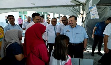 LUNDU, 20 Jun -- Menteri Kewangan ll Datuk Seri Amir Hamzah Azizan beramah mesra dengan orang ramai ketika melawat tapak Jualan Rahmah ketika menghadiri Program Penunaian Sumbangan Tunai Rahmah (STR) di Dewan Mahligai Gading Lundu, hari ini.

-- fotoBERNAMA (2026) HAK CIPTA TERPELIHARA