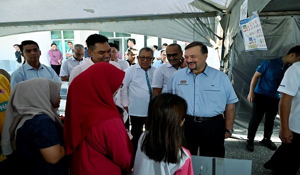 LUNDU, 20 Jun -- Menteri Kewangan ll Datuk Seri Amir Hamzah Azizan beramah mesra dengan orang ramai ketika melawat tapak Jualan Rahmah ketika menghadiri Program Penunaian Sumbangan Tunai Rahmah (STR) di Dewan Mahligai Gading Lundu, hari ini.

-- fotoBERNAMA (2026) HAK CIPTA TERPELIHARA