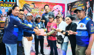 Penyanyi rock veteran, Dwan berbaju merah