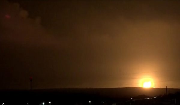 Cahaya letupan kelihatan di bandar Gaza/ Foto REUTERS