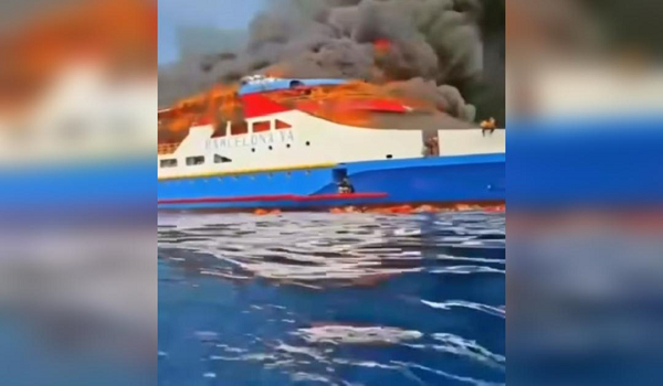 Tangkap layar video tular menunjukkan sebuah kapal penumpang terbakar