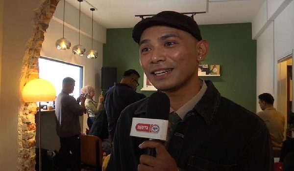Penyanyi dan penulis lagu Indonesia Allan Andersn