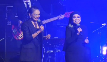 Atilia dan Salamiah Hassan menutup konsert dengan lagu “Age Is Just A Number”.