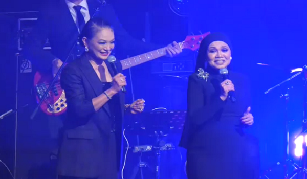 Atilia dan Salamiah Hassan menutup konsert dengan lagu “Age Is Just A Number”.