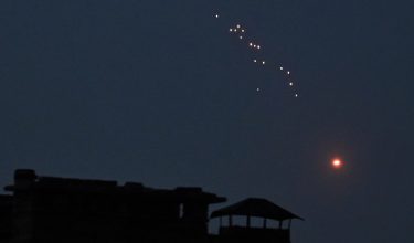 Pertahanan udara Ukraine melepaskan tembakan ke arah dron Rusia di ruang udara Kyiv ketika serangan besar-besaran dron dan peluru berpandu pada 20 September 2025/AFP