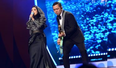 Ernie Zakri dan Ade Govinda mempersembahkan lagu Masing Masing yang turut menerima anugerah 'Lagu Paling Tinggi Distrim' pada AIM24