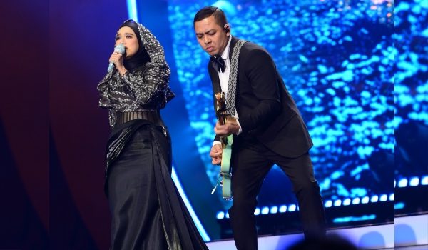 Ernie Zakri dan Ade Govinda mempersembahkan lagu Masing Masing yang turut menerima anugerah 'Lagu Paling Tinggi Distrim' pada AIM24