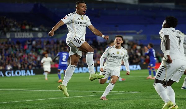 Kylian Mbappe meraikan jaringan bersama rakan sepasukan / AFP