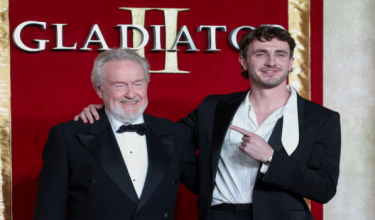 Pengarah, Ridley Scott (Kiri) bersama pelakon filem Gladiator II, Paul Mescal (kanan) di Tayangan Perdana Filem berkenaan /Foto REUTERS