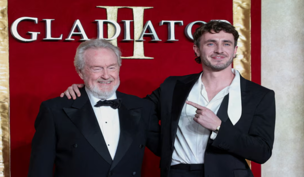 Pengarah, Ridley Scott (Kiri) bersama pelakon filem Gladiator II, Paul Mescal (kanan) di Tayangan Perdana Filem berkenaan /Foto REUTERS
