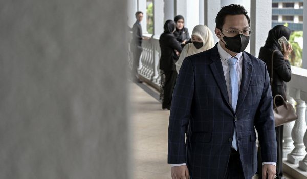 Setiausaha Sulit Kanan bekas Menteri Pelancongan, Seni dan Budaya Mohd Saifullah Mohd Minggu @ Mohd Hisham dihukum penjara enam tahun dan denda RM8.8 juta oleh Mahkamah Sesyen selepas didapati bersalah atas lapan pertuduhan menerima rasuah membabitkan tender perkhidmatan pengiklanan tujuh tahun lepas/Foto BERNAMA