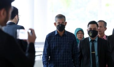 Bekas Ketua Pegawai Eksekutif Perbadanan Menteri Besar (MBI) Kedah, Muhamad Sobri Osman, 63, mengaku tidak bersalah di Mahkamah Sesyen hari ini terhadap dua pertuduhan meminta dan menerima rasuah berkaitan usaha sama perlombongan unsur nadir bumi (REE) di Kedah pada pada Mei lalu/FOTO BERNAMA