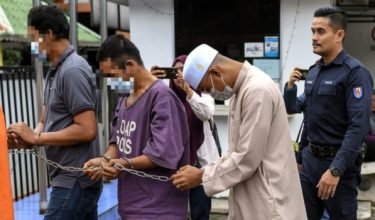 Guru madrasah Amirul Hakim Johari, 27, (dua, kanan) mengaku tidak bersalah di Mahkamah Sesyen Baling hari ini, atas pertuduhan mencederakan seorang muridnya berusia lapan tahun baru-baru ini/FOTO BERNAMA