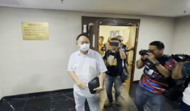 Yip Kian Yew didakwa di Mahkamah Sesyen Ipoh hari ini atas tuduhan menjual barang kawalan berjadual iaitu 10,920 liter minyak diesel kepada syarikat yang tiada lesen atau kelulusan bertulis daripada Pengawal Bekalan pada November 2022.