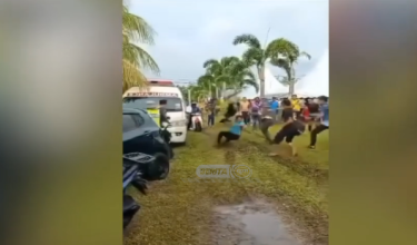 Tangkap layar video tular kekecohan sekumpulan pemain dan pengadil di Manjung