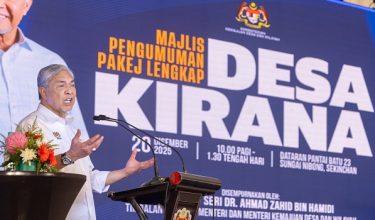 Timbalan Perdana Menteri ketika berucap dalam Majlis Pengumuman Pakej Lengkap Desa Kirana di Sekinchan/ Foto FB Zahid Hamidi