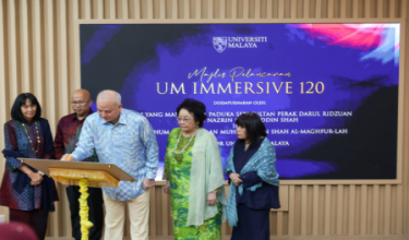 Sultan Perak Sultan Nazrin Shah (tiga, kanan) berkenan merasmikan ”UM Immersive 120" di Universiti Malaya / BERNAMA