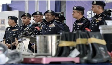 Pengarah Jabatan Siasatan Jenayah Narkotik, Datuk Hussein Omar Khan pada sidang media mengenai kejayaan Jabatan Siasatan Jenayah Narkotik dalam membongkar makmal haram proses dadah jenis ketamin dan sindiket pengedaran dadah jenis kokain dan methylenedioxymethamphetamine (MDMA) bernilai RM1.53 bilion yang dirampas sekitar Lembah Klang di bu Pejabat Polis Kontinjen (IPK) Kuala Lumpur hari ini/ Foto BERNAMA