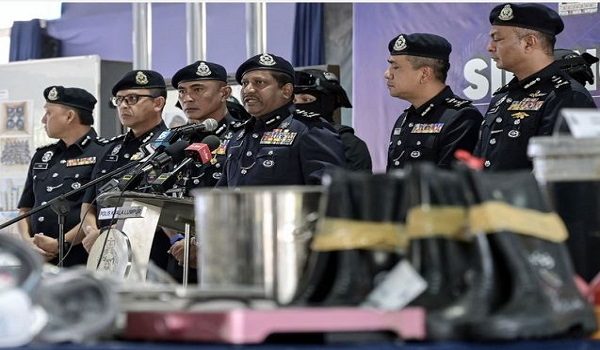 Pengarah Jabatan Siasatan Jenayah Narkotik, Datuk Hussein Omar Khan pada sidang media mengenai kejayaan Jabatan Siasatan Jenayah Narkotik dalam membongkar makmal haram proses dadah jenis ketamin dan sindiket pengedaran dadah jenis kokain dan methylenedioxymethamphetamine (MDMA) bernilai RM1.53 bilion yang dirampas sekitar Lembah Klang di bu Pejabat Polis Kontinjen (IPK) Kuala Lumpur hari ini/ Foto BERNAMA