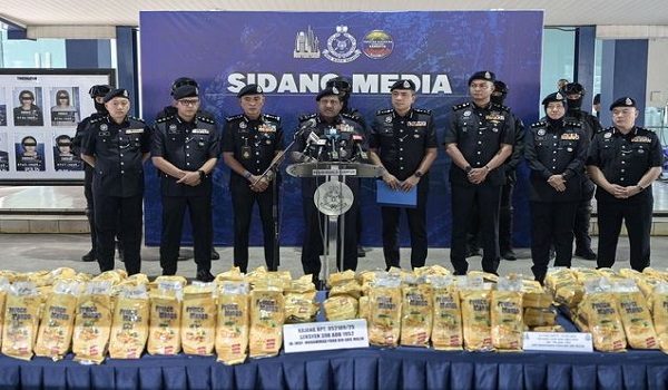 Pengarah Jabatan Siasatan Jenayah Narkotik, Datuk Hussein Omar Khan pada sidang media mengenai kejayaan Jabatan Siasatan Jenayah Narkotik dalam membongkar makmal haram proses dadah jenis ketamin dan sindiket pengedaran dadah jenis kokain dan methylenedioxymethamphetamine (MDMA) bernilai RM1.53 bilion yang dirampas sekitar Lembah Klang di bu Pejabat Polis Kontinjen (IPK) Kuala Lumpur hari ini/ Foto BERNAMA