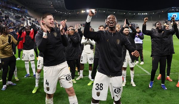 Lens' Bosnian defender #04 Nidal Celik (CL) and Lens' French forward #38 Rayan Fofana (CR) celebrate their team's victory at the end of the French L1 football match between Paris FC and RC Lens at the Stade Jean-Bouin in Paris on February 14, 2026. (Photo by ALAIN JOCARD / AFP)