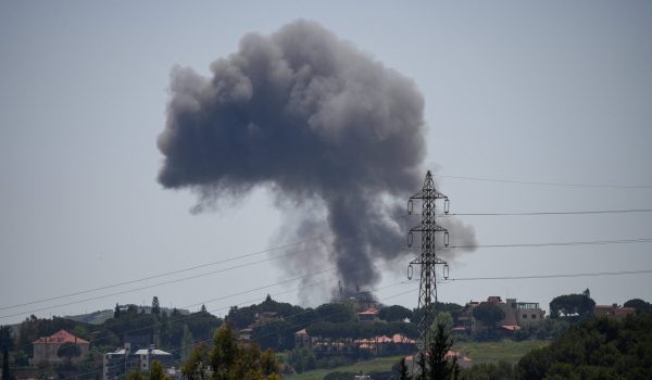 Kepulan asap kelihatan selepas serangan udara Israel di Kfar Tebnit, Lubnan/Foto REUTERS