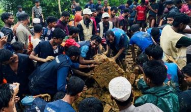 Pelarian Rohingya mencari mangsa tanah runtuh di Cox's Bazar Bangladesh/Foto REUTERS