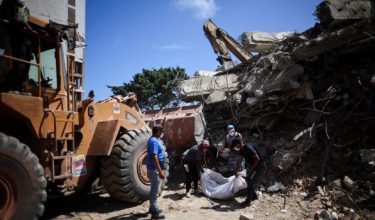 Anggota penyelamat mengangkat mayat mangsa yang ditemukan di bawah runtuhan bangunan susulan dua gempa bumi yang melanda La Guaira, Venezuela, pada 24 Jun lalu/Foto REUTERS