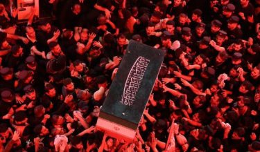 Orang ramai mengusung keranda Pemimpin Tertinggi Iran, Ayatollah Ali Khamenei, semasa perarakan pengebumiannya di Karbala, Iraq/Foto REUTERS