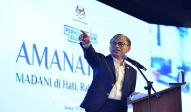 PUTRAJAYA, 21 Jan -- Menteri Komunikasi Datuk Fahmi Fadzil menyampaikan ucapan pada Majlis Perhimpunan Bulanan dan Amanat 2026 Kementerian Komunikasi di Menara Komunikasi hari ini. 

--fotoBERNAMA (2026) HAK CIPTA TERPELIHARA
