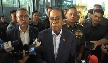 Menteri Pertahanan, Datuk Seri Mohamed Khaled Nordin.