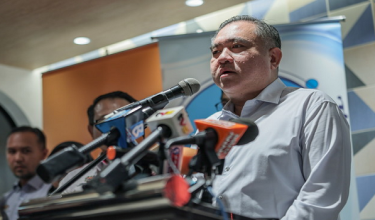 Menteri Pengangkutan, Anthony Loke bercakap pada sidang media selepas mengadakan lawatan kerja ke Hab Pengangkutan Lalaport di Mitsui Shopping Park Lalaport Bukit Bintang City (BBCC)/RTM