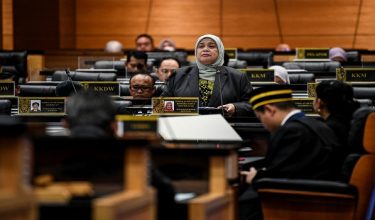 KUALA LUMPUR, 21 Jan -- Timbalan Menteri Kemajuan Desa dan Wilayah, Datuk Rubiah Wang bercakap pada Kamar Khas Mesyuarat Pertama, Penggal Kelima Parlimen Kelima Belas di Bangunan Parlimen hari ini.

Kerajaan sedang melaksanakan tujuh langkah konkrit bagi memastikan kebajikan serta kepentingan peneroka Lembaga Kemajuan Tanah Persekutuan (Felda) terus dipelihara, termasuk memperkukuhkan mandat undang-undang berkaitan agensi itu.

Rubiah berkata antara langkah utama ialah reformasi terhadap akta berkaitan seperti Akta Tanah (Kawasan Penempatan Berkelompok) (GSA) 1960 bagi memperkemas peranan dan fungsi Felda.

-- fotoBERNAMA (2026) HAK CIPTA TERPELIHARA