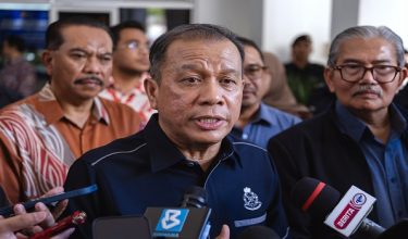 Ketua Polis Negara Datuk Seri Mohd Khalid Ismail ditemui media pada Majlis Sumbangan Yayasan Seri Negara dan Penyerahan Zakat Wakalah PBLT Sdn. Bhd. di IPD Cheras hari ini./BERNAMA