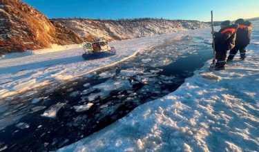 Rescuers work at the scene after a tour bus carrying Chinese tourists plunged into the ice‑covered waters of Lake Baikal in the Irkutsk region, Russia, February 20, 2026. Russia's Investigative Committee in Irkutsk Region/Handout via REUTERS ATTENTION EDITORS - THIS IMAGE WAS PROVIDED BY A THIRD PARTY. NO RESALES. NO ARCHIVES. MANDATORY CREDIT.