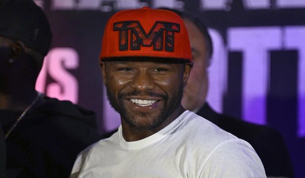 Bekas juara dunia tinju pelbagai kategori, Floyd Mayweather mengumumkan akan keluar daripada persaraan tahun ini/ AFP