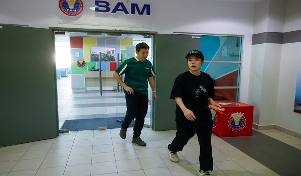 Permain perseorangan wanita negara profesional, Goh Jin Wei (kanan) mengadakan pertemuan bersama Pengerusi Jawatankuasa Prestasi Persatuan Badminton Malaysia (BAM) berhubung penyertaan mereka di Kejohanan Thomas dan Uber Cup di Horsens, Denmark April ini/ BERNAMA