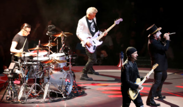 U2 membuat persembahan semasa  konsert jelajah "Experience + Innocence" di The Forum, Inglewood, California, A.S., pada 16 Mei 2018 / Foto REUTERS