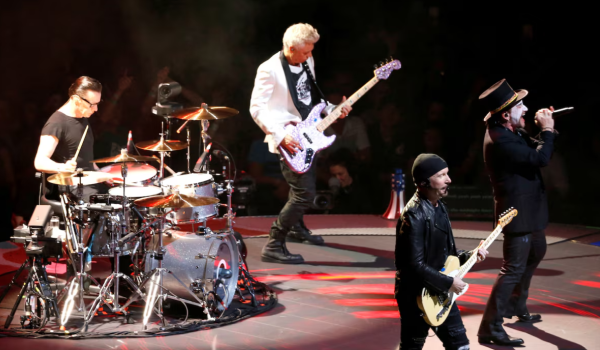 U2 membuat persembahan semasa  konsert jelajah "Experience + Innocence" di The Forum, Inglewood, California, A.S., pada 16 Mei 2018 / Foto REUTERS