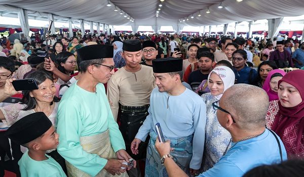 JOHOR BAHRU, 21 Mac -- Menteri Besar Datuk Onn Hafiz Ghazi (tengah) dan isteri Datin Sharmin Fazlina Mohd Shukor (tiga, kanan) menyantuni sebahagian tetamu yang hadir pada majlis Rumah Terbuka Aidilfitri Menteri Besar Johor di kediaman rasminya di Saujana hari ini.

–fotoBERNAMA (2026) HAK CIPTA TERPELIHARA