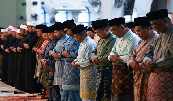 KUALA TERENGGANU, 21 Mac -- Sultan Terengganu, Sultan Mizan Zainal Abidin (tengah) berkenan menunaikan solat sunat Aidilfitri di Masjid Al-Muktafi Billah Shah, Ladang hari ini.

Baginda bersama ahli keluarga, tetamu kehormat dan lebih 2,500 jemaah menunaikan solat sunat dengan diimamkan Mufti Terengganu Datuk Mohamad Sabri Harun.

--fotoBERNAMA (2026) HAK CIPTA TERPELIHARA
