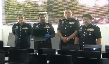 Ketua Polis Selangor, Datuk Hussein Omar Khan (dua,kanan) menunjukkan komputer riba yang dirampas dalam sidang media, di Petaling Jaya