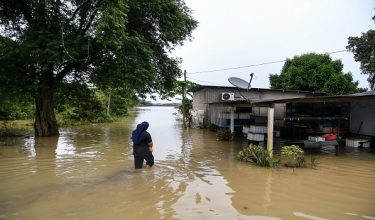 PENDANG, 25 Okt -- Satu Pusat Pemindahan Sementara baharu dibuka di Pendang menjadikan jumlah mangsa banjir di Kedah kini 1,562 orang melibatkan 488 keluarga ditempat di 15 PPS setakat jam 4 petang tadi.

Sekretariat Jawatankuasa Pengurusan Bencana Negeri Kedah dalam kenyataannya berkata, PPS di Sekolah Jenis Kebangsaan Cina (SJKC) Chong Cheng, Tanjung Dawai di Kuala Muda yang menempatkan seramai 52 mangsa banjir akibat air pasang besar di Kampung Huma, ditutup sepenuhnya jam 3 petang tadi.

Bagaimanapun, jumlah mangsa banjir di Kedah terus meningkat berbanding 1,528 mangsa daripada 484 keluarga yang dilaporkan jam 12 tengah hari tadi.

Dalam kenyataan itu memaklumkan, mangsa banjir di daerah Kulim masih tinggi setakat ini iaitu seramai 1,146 mangsa berbanding 1,127 mangsa daripada 342 keluarga tengah hari tadi.

--fotoBERNAMA (2025) HAK CIPTA TERPELIHARA