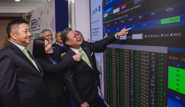 Pengerusi Kumpulan MTT Group of Companies, Datuk Seri Kenny Ong Kean Lee (tiga,kiri) dan Pengarah Urusan MTT Shipping And Logistics Berhad, Ooi Lean Hin (kiri) semasa Penyenaraian MTT Shipping dan Logistik Berhad di Pasaran Utama Bursa Malaysia Securities Berhad di Bursa Malaysia hari ini / Foto BERNAMA