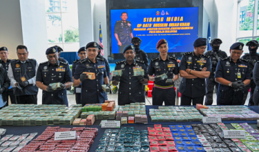 Pengarah JSJN Bukit Aman, Datuk Hussein Omar Khan (tengah) ketika sidang media kejayaan Jabatan Siasatan Jenayah Narkotik Polis Diraja Malaysia dalam menumpaskan sindiket pengedaran pelbagai jenis dadah di sekitar Lembah Klang dan Op Vape 1.0 / Foto BERNAMA