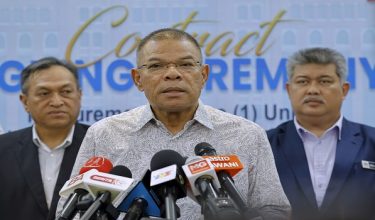 PUTRAJAYA, 21 April -- Menteri Dalam Negeri Datuk Seri Saifuddin Nasution Ismail bercakap pada sidang media selepas menyaksikan Majlis Menandatangani Kontrak Perolehan sebuah Multi Purpose Mission Ship kedua untuk Agensi Penguatkuasaan Maritim Malaysia (APMM) di Bangunan Setia Perkasa hari ini.

--fotoBERNAMA (2026) HAK CIPTA TERPELIHARA
