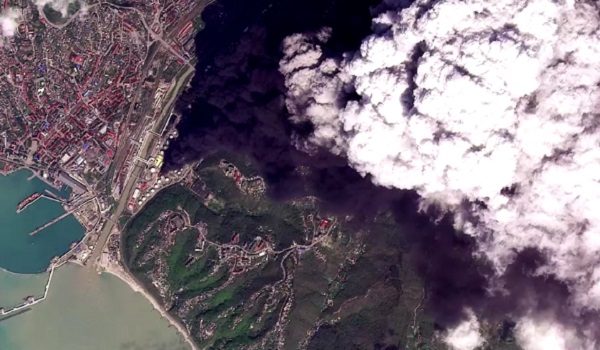 Imej satelit yang dirakam pada Isnin menunjukkan asap tebal naik dari pelabuhan Tuapse akibat serangan dron Ukraine/ REUTERS