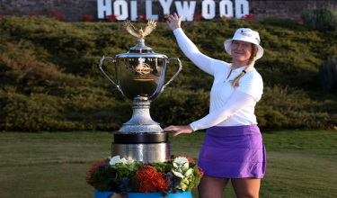 Ingrid Lindblad bersama trofi kejuaraan  LA Championship / AFP