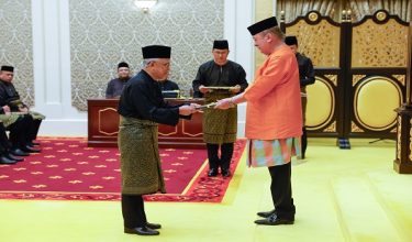 Yang di-Pertuan Agong Sultan Ibrahim berkenan mengurniakan surat cara pelantikan Hakim Mahkamah Persekutuan kepada Datuk Azmi Ariffin di Istana Negara/ BERNAMA