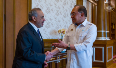 Perdana Menteri, Datuk Seri Anwar Ibrahim menerima kunjungan hormat Pengerusi National Gas Company SAOG Oman, Sh Abdulla Suleiman Hamed Al Harthy / Foto Pejabat Perdana Menteri Malaysia